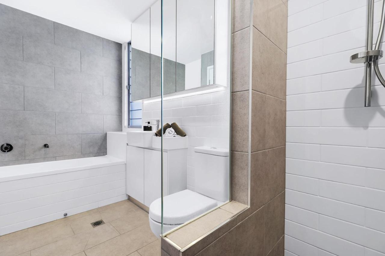Welcoming Lakeside Getaway With Waterviews, Wifi, Pool & Park Mooloolaba Buitenkant foto