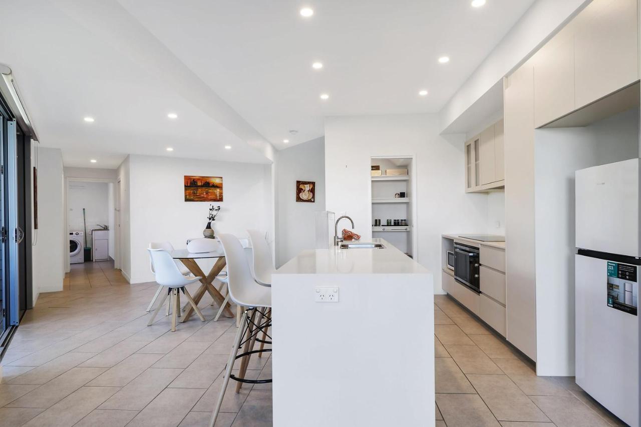 Welcoming Lakeside Getaway With Waterviews, Wifi, Pool & Park Mooloolaba Buitenkant foto