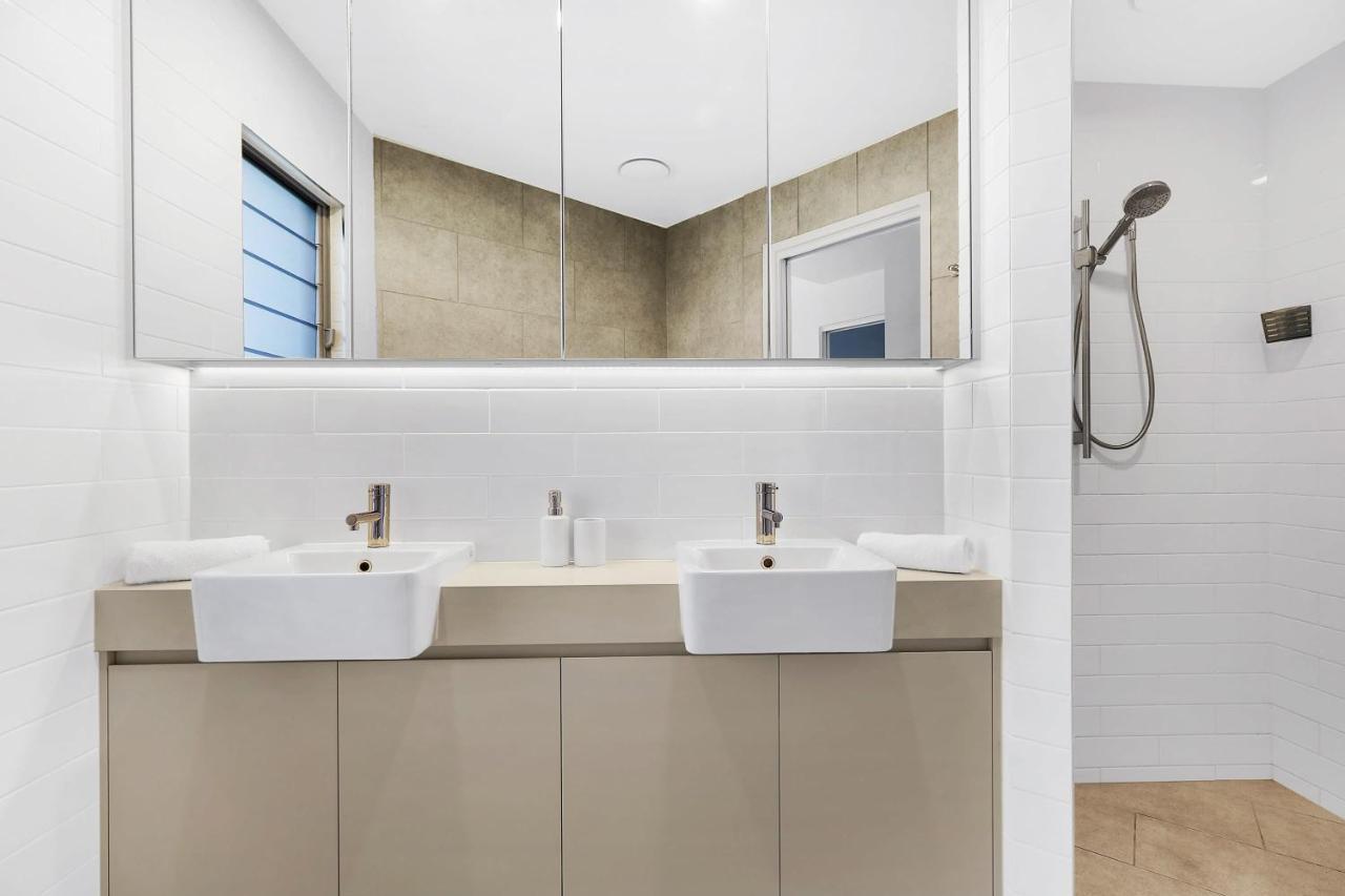 Welcoming Lakeside Getaway With Waterviews, Wifi, Pool & Park Mooloolaba Buitenkant foto